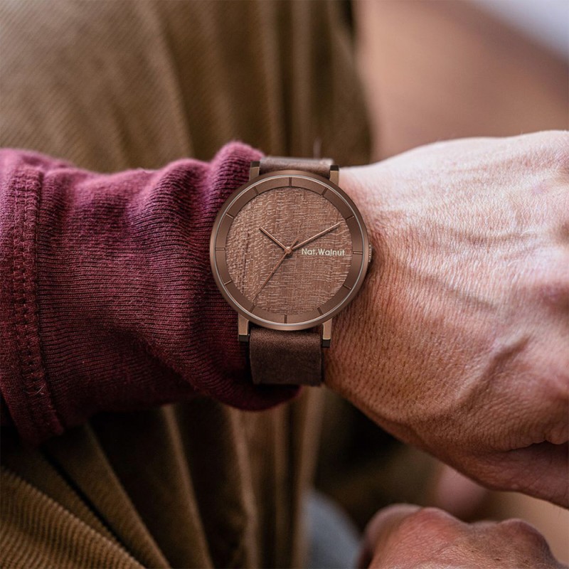 A niche and retro-designed watch with a simple and artistic temperament for both men and women. It features a natural marble dial